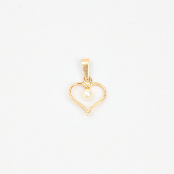 Hjerte vedhæng i 14K guld med en hvid perle, 2 cm