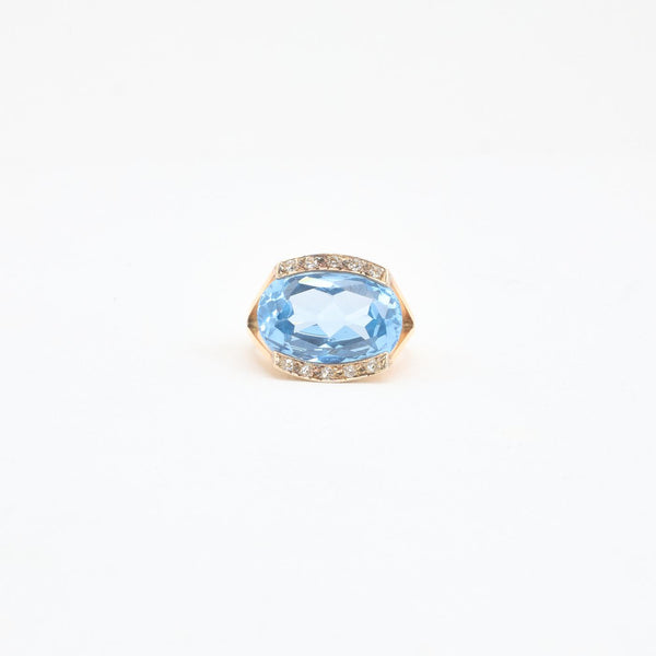 Oval cocktail ring i 18K guld med blå og hvide sten, str 56