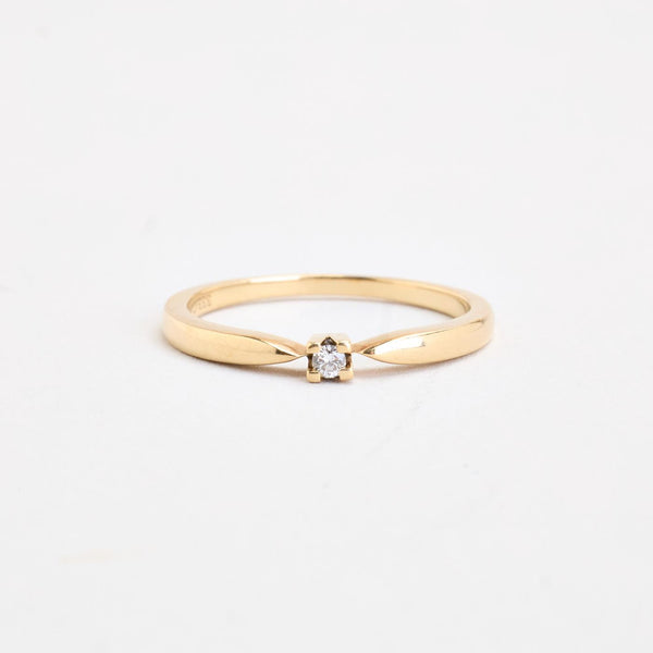 Klassisk solitairering i 8K guld med en diamant (0,03 ct), str 54