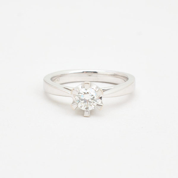 Klassisk solitairering i 14K hvidguld med en diamant (0,40 ct), str 53