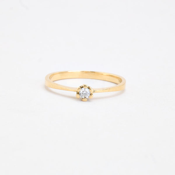 Klassisk solitairering i 14K guld med en diamant (0,08 ct), str 56