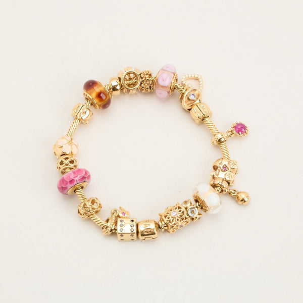 Pandora Moments Charm-armbånd i 14K guld med diamanter og rubiner (0.1 ct), 21 cm
