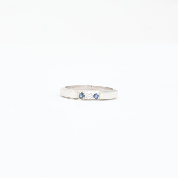 Alliancering i 14K hvidguld med en diamant (0,03 ct) og blå safir, str 52