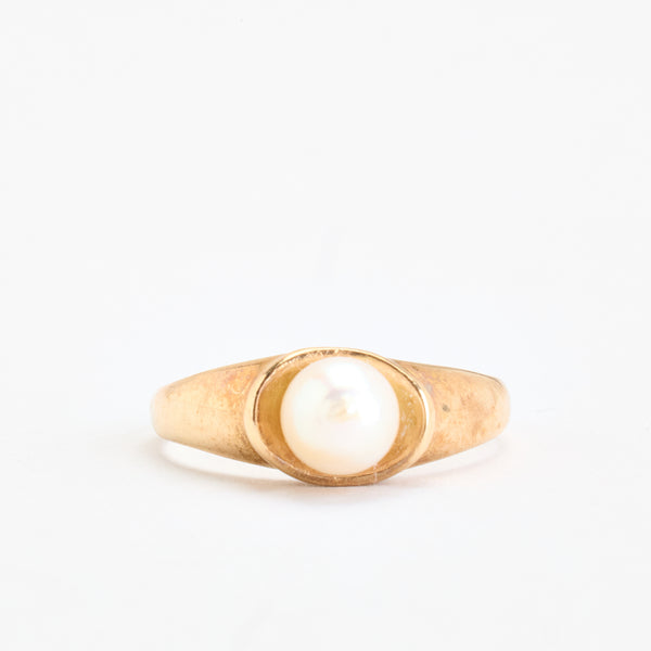 Gypsyring i 14K guld med en hvid perle, str 50