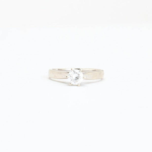 Klassisk Tulip-set solitairering i 14K hvidguld med en diamant (0,51 ct), str 51