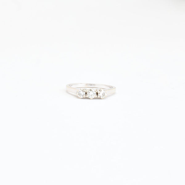 Klassisk trestensring i 14K hvidguld med diamanter (0,45 ct), str 54
