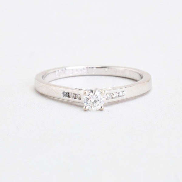 Klassisk alliance solitaire ring i 14K hvidguld med diamanter (0,15 ct), str 53