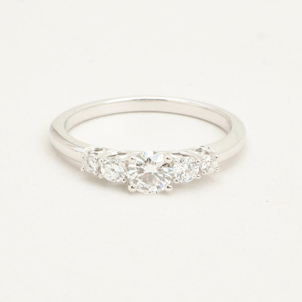 Klassisk femstensring i 14K hvidguld med labgrown diamanter (0,59 ct), str 54