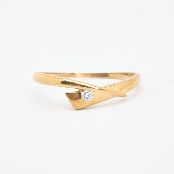 Crossoverring i 8K guld med en zirkonia, str 60