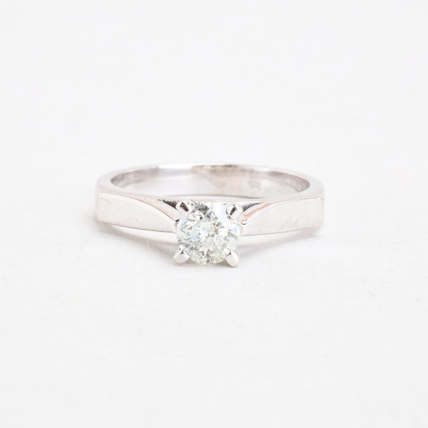 Antik solitairering i 14K hvidguld med en diamant (0,54 ct), str 53