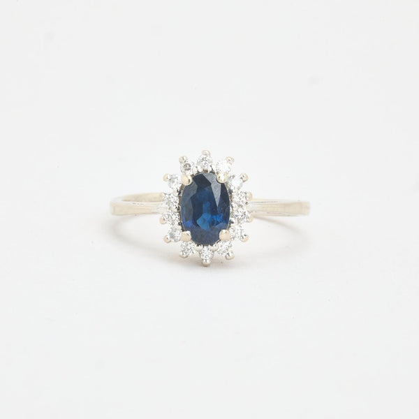 Rosetring i 14K hvidguld med diamanter (0,10 ct) og en blå sten, str 49