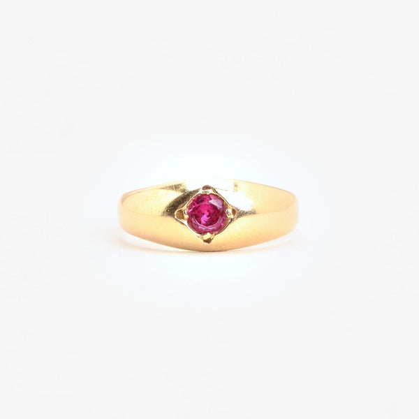 Gypsyring i 14K guld med en rød sten, str. 56