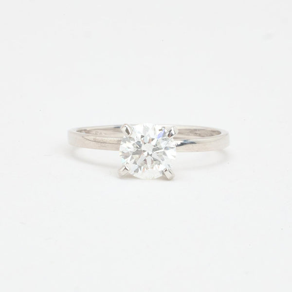 Klassisk solitairering i 14K hvidguld med en diamant (1,01 ct), str. 53