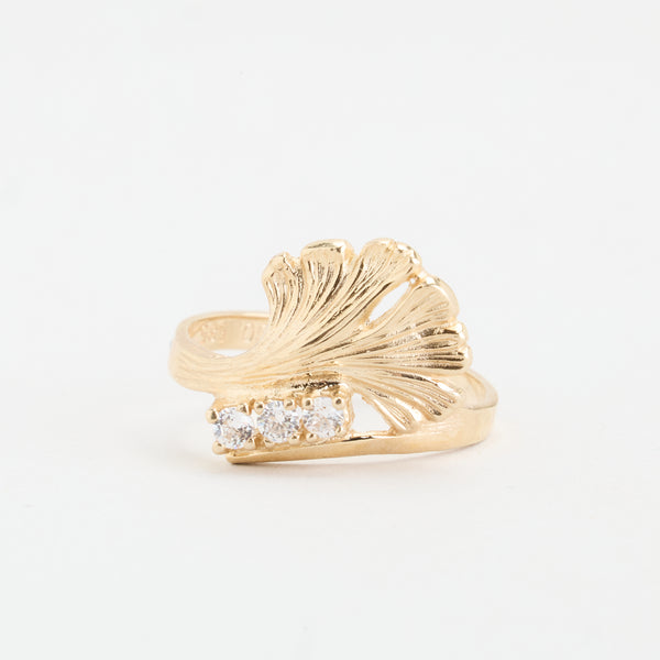 Organisk statement ring i 14K guld med zirkoner, str 53