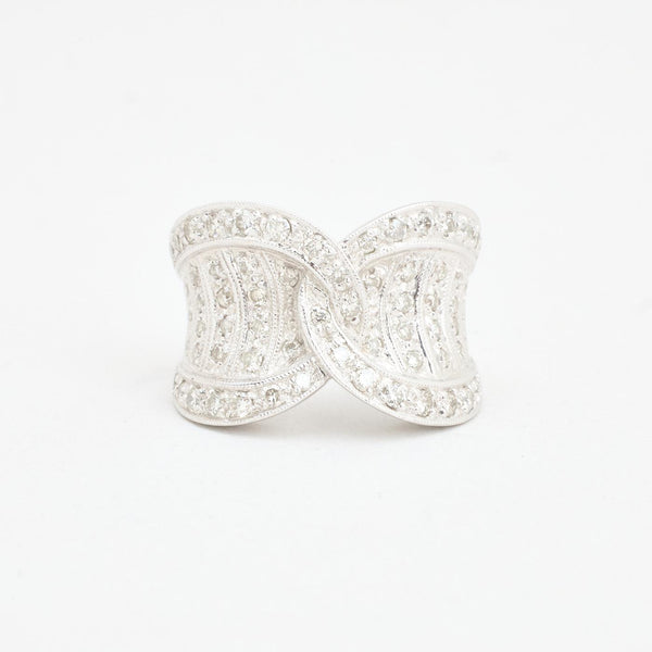 Pavé crossoverring i 14K hvidguld med diamanter (0,86 ct), str 54
