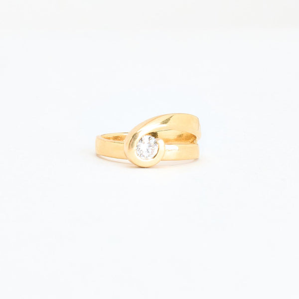 Crossoverring i 18K guld med en diamant (0,24 ct), str 50