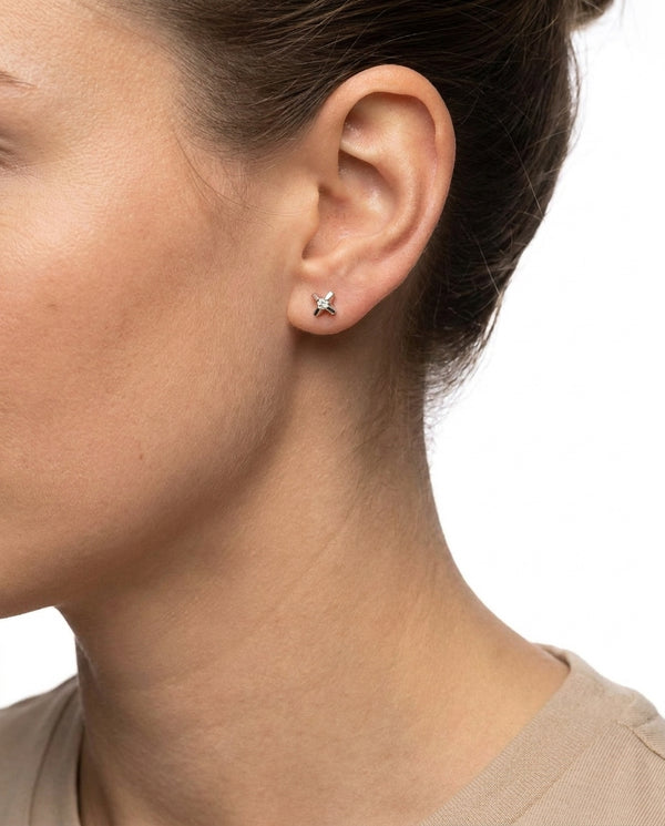 Solitaire øreringe i 14K hvidguld med 2 diamanter (0,05 ct), 1 cm