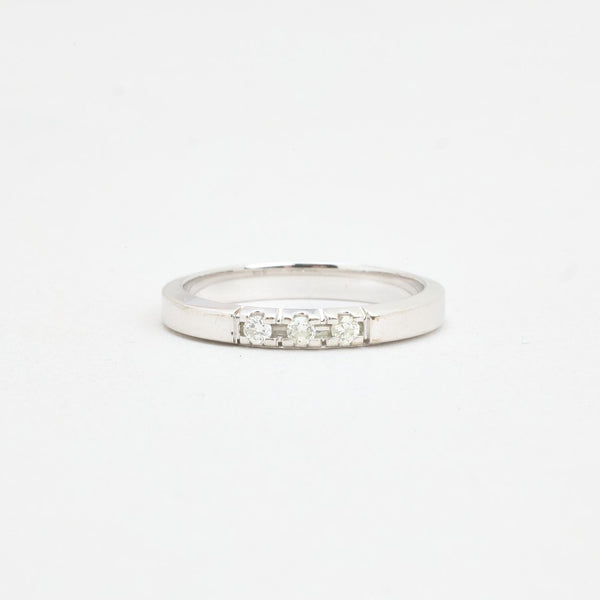 Alliancering i 9K hvidguld med 3 diamanter (0,11 ct), str 55