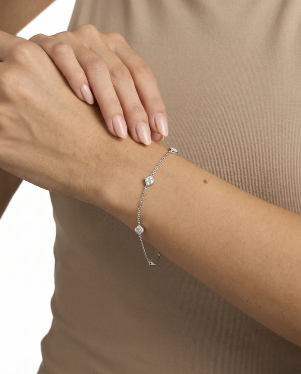 Hartmann's Geometrisks charm-armbånd i 18K hvidguld med diamanter (0,31 ct), 18 cm