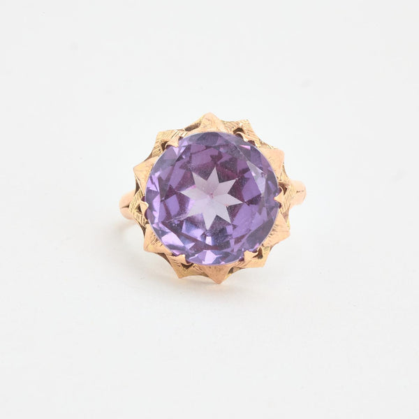 Hamret cocktail ring i 8K guld med en lilla syntetisk safir, str 56