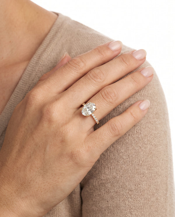 Alliance solitaire ring i guld med en labgrown diamant (5,08 ct), str 54