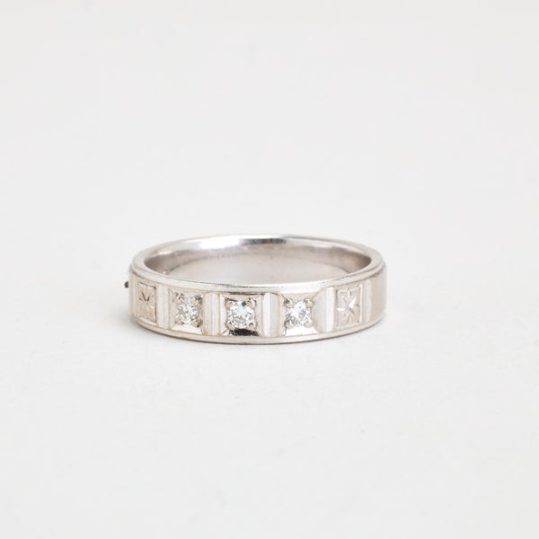 Alliancering i 14K hvidguld med 3 diamanter (0,09 ct), str 52