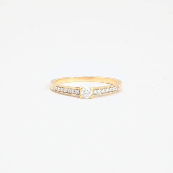 Alliance solitaire ring i 14K guld med 15 diamanter (0,16 ct), str 55, 1,78 g
