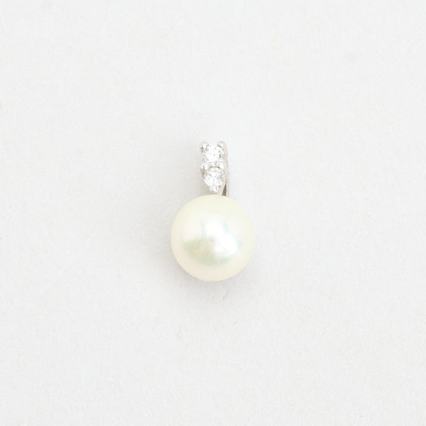 Vedhæng i 14K hvidguld med 2 diamanter (0,04 ct) og en hvid perle, 1 cm, 1 g