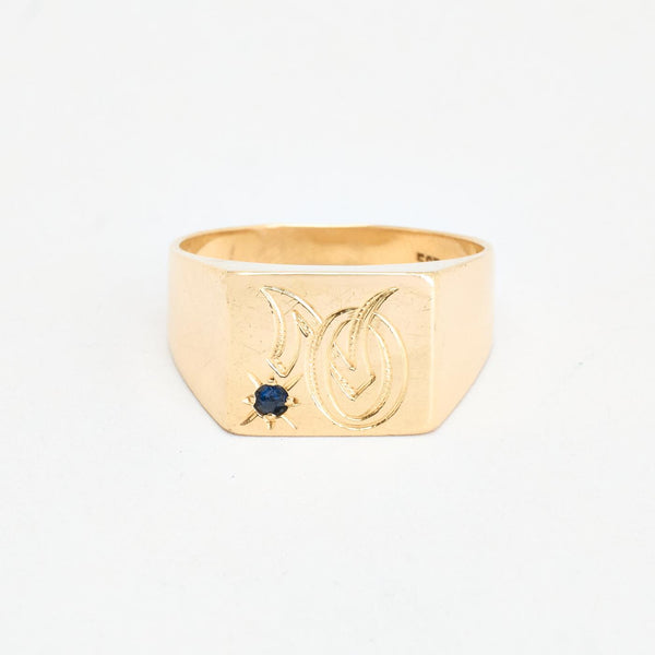 Monogram signetring i 14K guld med en blå sten, str 63