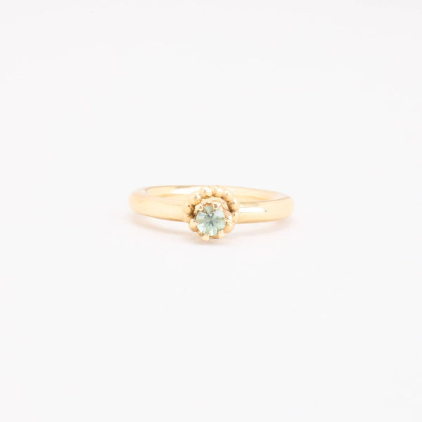 Solitairering i 14K guld med en grøn sten, Str. 52, 7 g