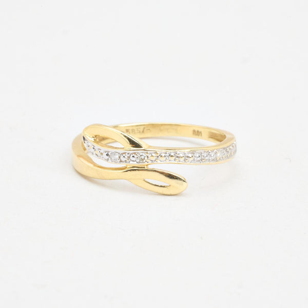 Crossoverring i 14K guld og hvidguld med diamanter (0,02 ct), str 55