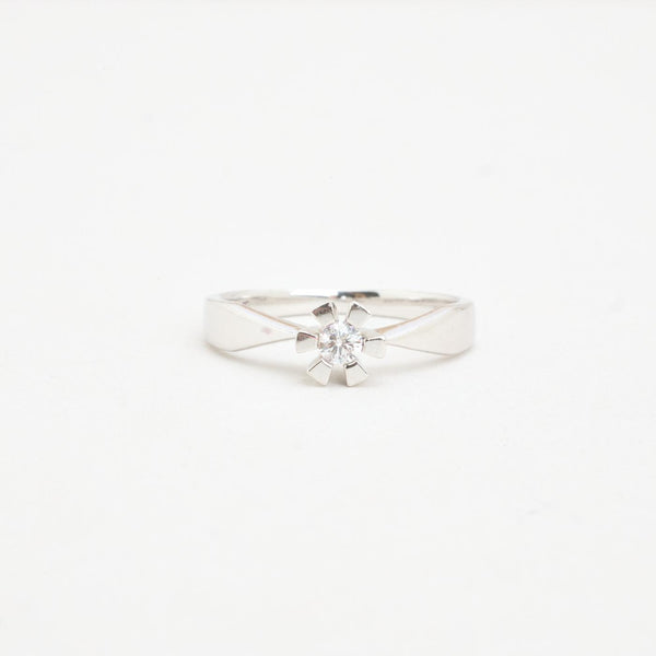Klassisk solitairering i 14K hvidguld med en diamant (0,10 ct), str 50