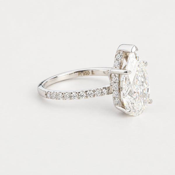 Dråbeformet alliance solitairering med labgrown diamanter (4.58 ct) i platin str. 54