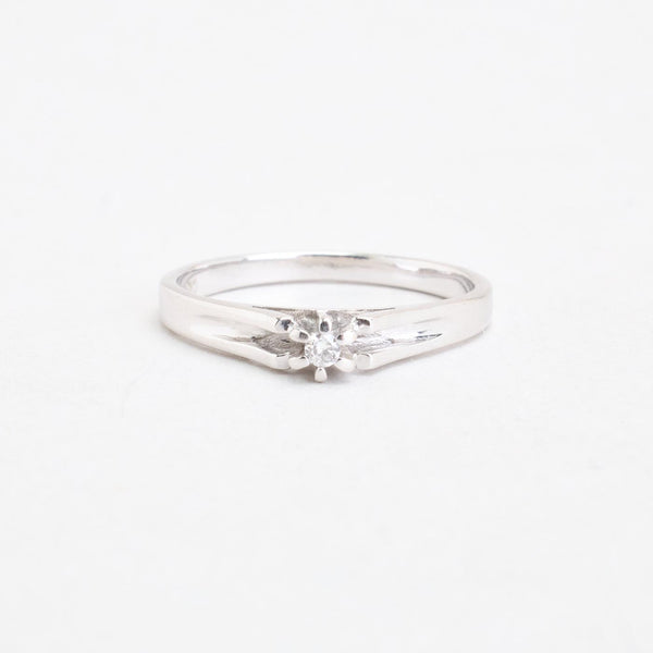 Solitairering i 14K hvidguld med en diamant (0,03 ct), str 50
