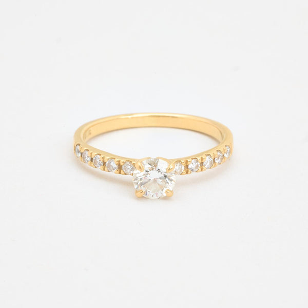 Klassisk alliance solitaire ring i 18K guld med en diamant (0,55 ct), str 50