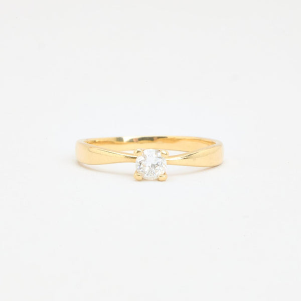 Klassisk solitairering i 14K guld med en diamant (0,20 ct), str 50