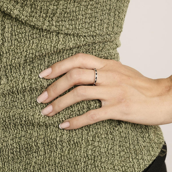 Alliancering i 14K hvidguld med safirer og diamanter (0.05 ct), Str. 51