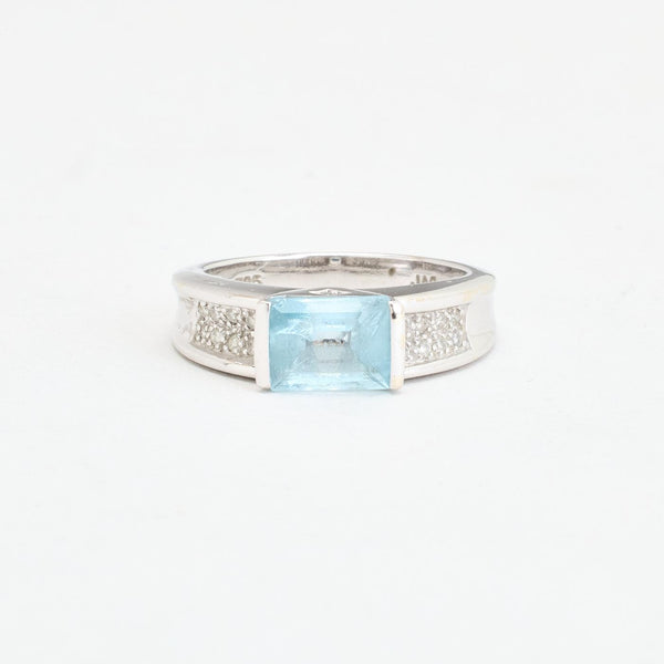 Gypsyring i 14K hvidguld med diamanter (0,16 ct) og en blå topas, str 54