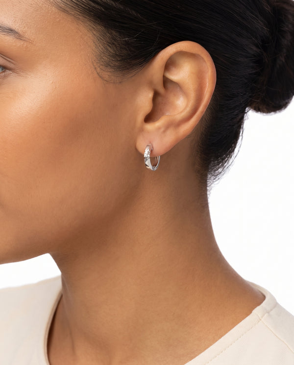 Creoler i 14K hvidguld med diamanter (0,05 ct), 1,4 cm