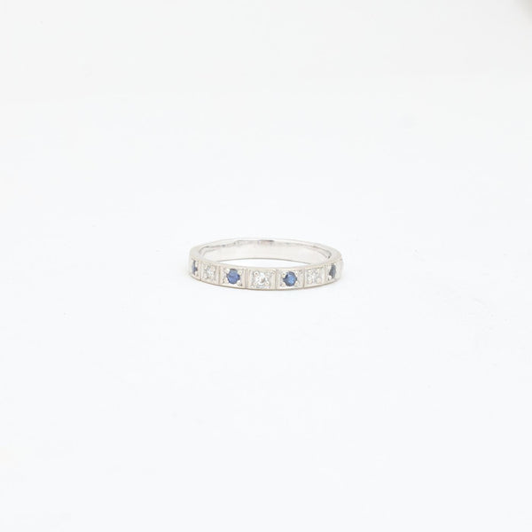 Alliancering i 14K hvidguld med safirer og diamanter (0,04 ct), str 52