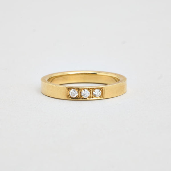 Alliancering i 14K guld med 3 diamanter (0,16 ct), str 53