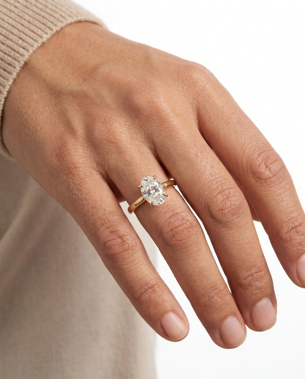 Oval solitairering i 18K guld med en labgrown diamant (2,01 ct), str 53