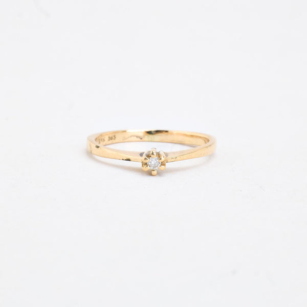 Klassisk solitairering i 14K guld med en diamant (0,03 ct), str 52