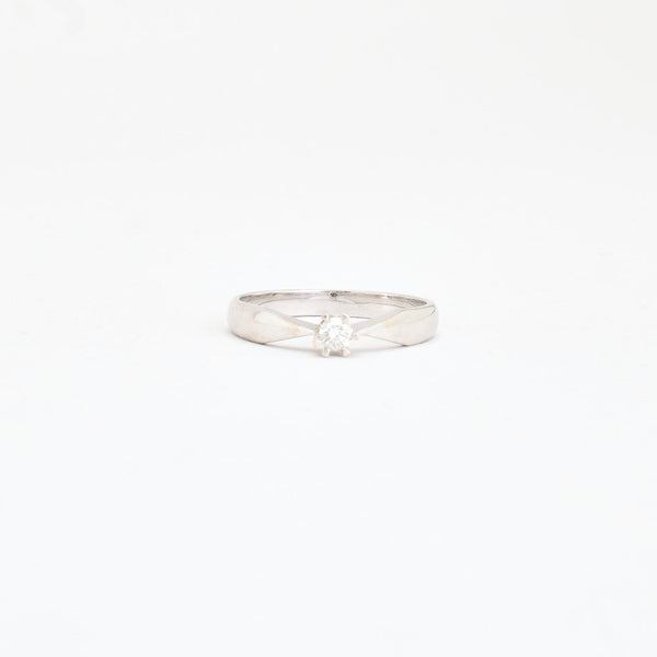 Klassisk solitairering i 14K hvidguld med en diamant (0,10 ct), str 62