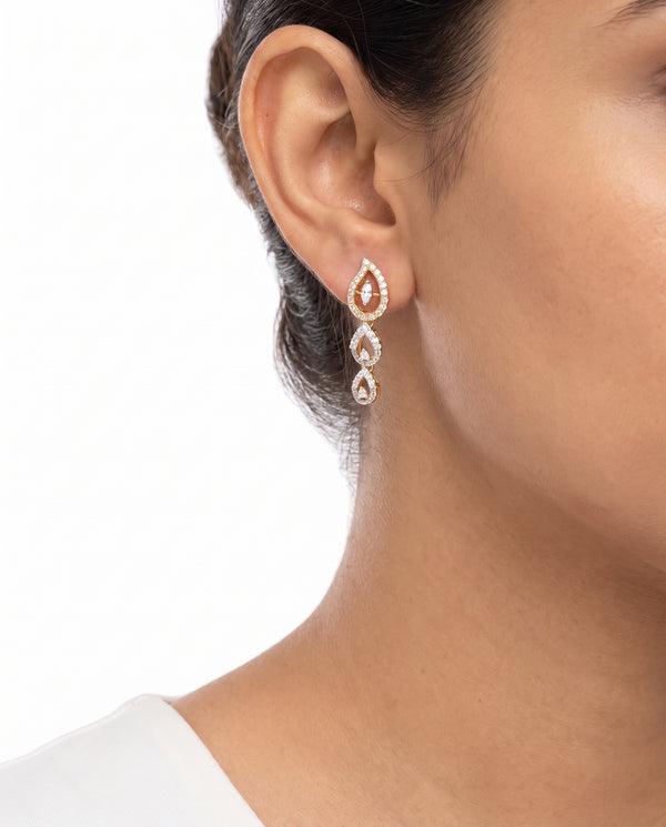 Ørehængere i 18K guld med 70 diamanter (0,44 ct), 2,5 cm, 3,8 g