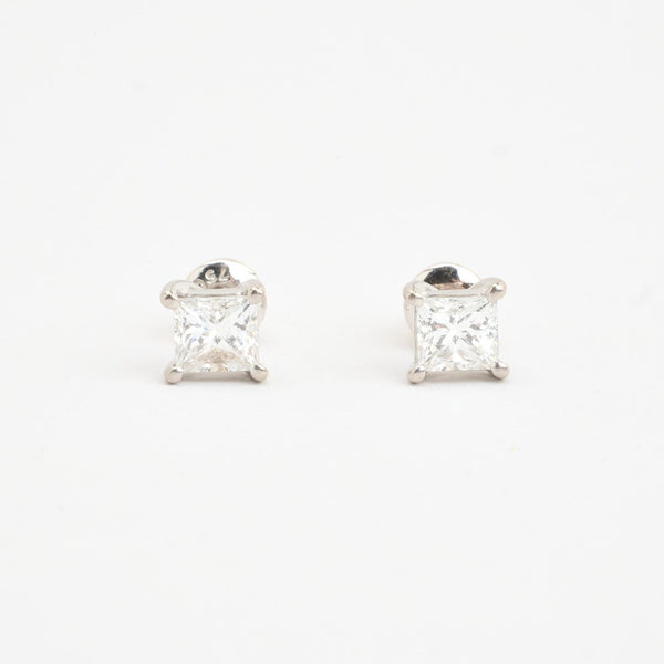 Princess cut solitaire ørestikker i 18K hvidguld med diamanter (1,28 ct), 0,6 cm, 2,7 g