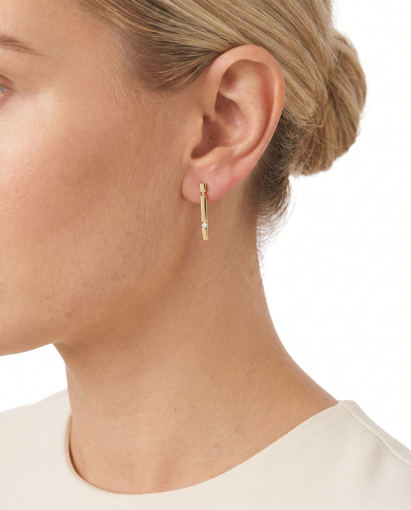 Ørehængere i 9K guld med 2 diamanter (0,05 ct), 2 cm, 1,2 g