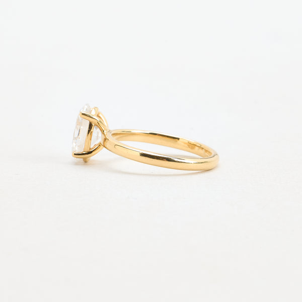 Oval solitairering i 18K guld med en labgrown diamant (2,01 ct), str 53