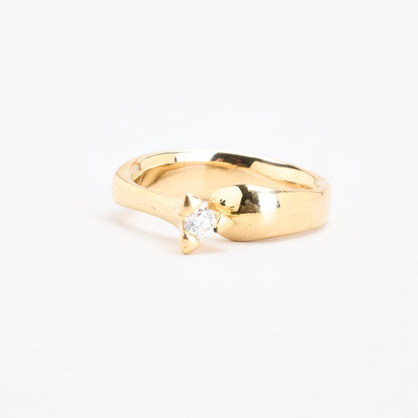 Organisk solitairering i 14K guld med en diamant (0,16 ct), str 58