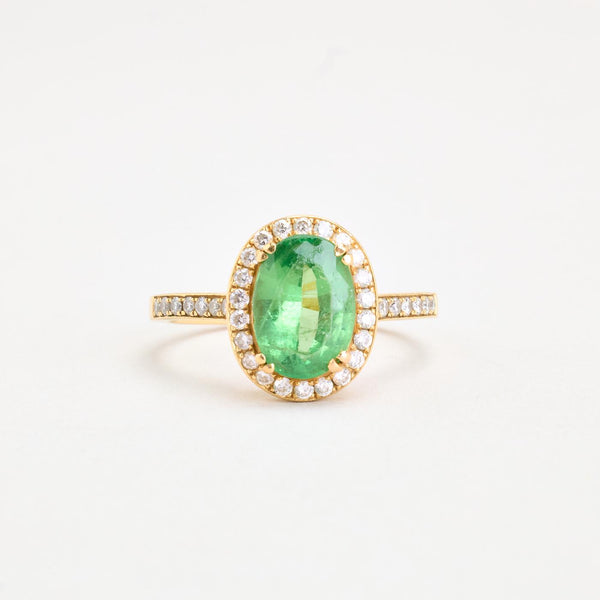 Haloring i 18K guld med en grøn sten og diamanter (0,56 ct), Str. 58